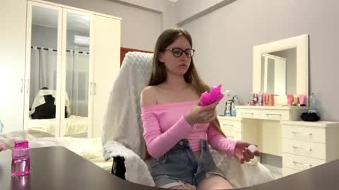 Snapshot of softlygirl chatting on May 2026 07:31:01 PM softlygirl online show from May 2026 07:31:01 PM