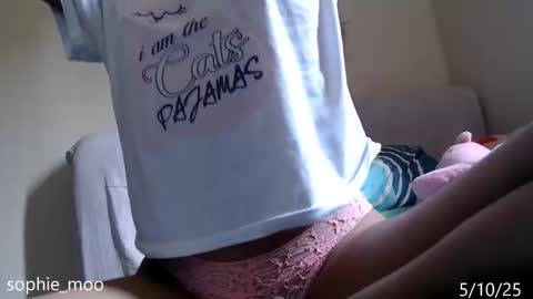 Snapshot of sophie_moo chatting on October 2025 09:02:01 PM Sophie online show from October 2025 09:02:01 PM