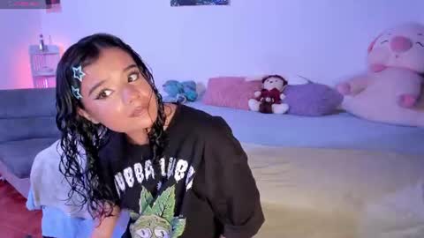 Snapshot of sophie_t_ chatting on June 2026 05:07:01 AM Sofia online show from June 2026 05:07:01 AM