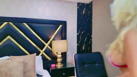 SophieWinslow online show from April 2026 12:04:01 PM