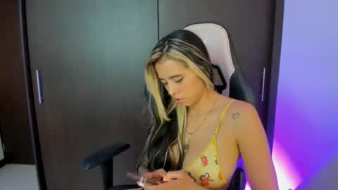 Snapshot of soycinthya_r chatting on June 2026 10:52:02 PM CINTHYA online show from June 2026 10:52:02 PM