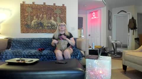 Snapshot of squirt_vip_room chatting on December 2024 01:40:02 AM Roxy Day  Mossimo Knight online show from December 2024 01:40:02 AM