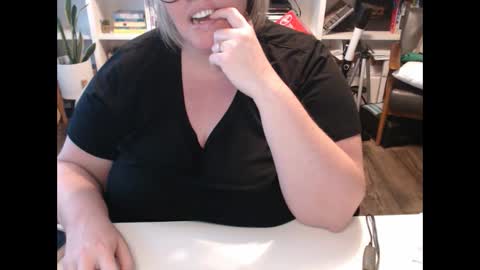 Snapshot of squirtymilfjess chatting on December 2024 05:52:01 PM Messi Jessi online show from December 2024 05:52:01 PM