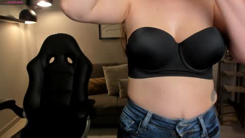 Snapshot of staceywood_ chatting on December 2024 11:18:01 AM Stacy Woods online show from December 2024 11:18:01 AM