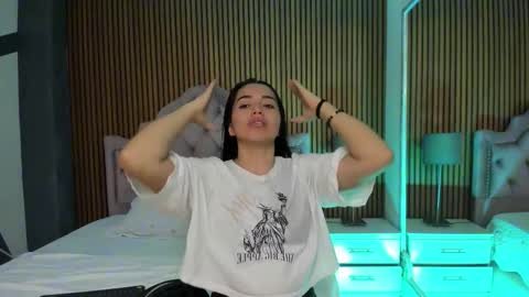 Snapshot of starbutterflyy_ chatting on November 2025 04:00:01 AM STAR online show from November 2025 04:00:01 AM