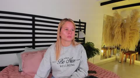 Stefanny   online show from December 2024 12:31:01 PM