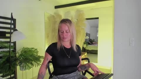 Stefanny   online show from January 2025 03:48:01 PM