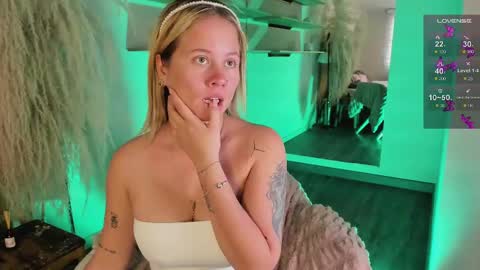 Stefanny   online show from February 2025 12:02:02 PM