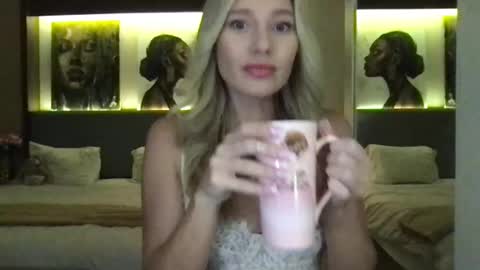 Stella online show from September 2025 11:53:02 AM