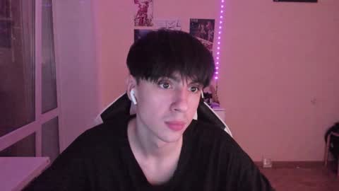 Snapshot of stralght_twinks chatting on December 2024 01:47:02 AM Ray online show from December 2024 01:47:02 AM