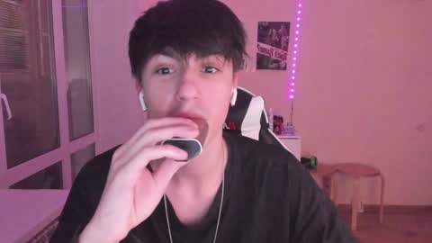 Snapshot of stralght_twinks chatting on December 2024 10:32:01 PM Ray online show from December 2024 10:32:01 PM