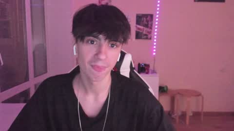 Snapshot of stralght_twinks chatting on December 2024 11:37:01 PM Ray online show from December 2024 11:37:01 PM