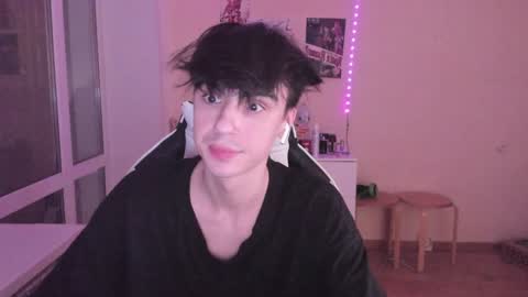 Snapshot of stralght_twinks chatting on December 2024 12:47:01 AM Ray online show from December 2024 12:47:01 AM