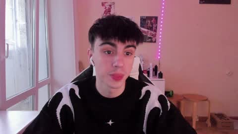 Snapshot of stralght_twinks chatting on January 2025 08:43:02 AM Ray online show from January 2025 08:43:02 AM