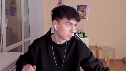 Snapshot of stralght_twinks chatting on January 2025 04:09:01 PM Ray online show from January 2025 04:09:01 PM