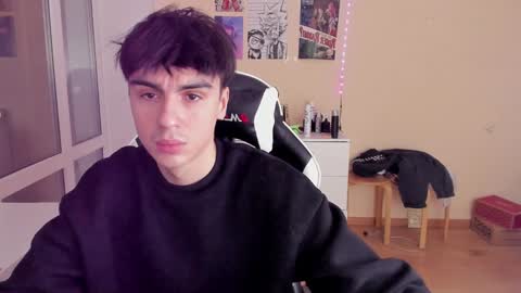 Snapshot of stralght_twinks chatting on February 2025 05:37:01 PM Ray online show from February 2025 05:37:01 PM