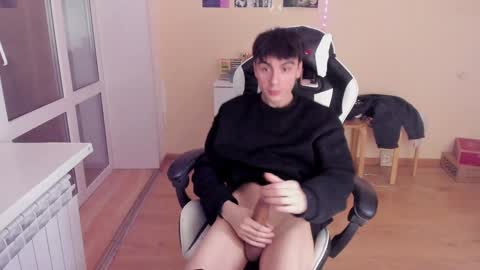 Snapshot of stralght_twinks chatting on February 2025 03:36:02 PM Ray online show from February 2025 03:36:02 PM