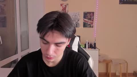 Snapshot of stralght_twinks chatting on February 2025 03:32:02 PM Ray online show from February 2025 03:32:02 PM