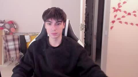 Snapshot of stralght_twinks chatting on February 2025 04:31:02 PM Ray online show from February 2025 04:31:02 PM