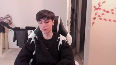 Snapshot of stralght_twinks chatting on February 2025 03:37:02 PM Ray online show from February 2025 03:37:02 PM