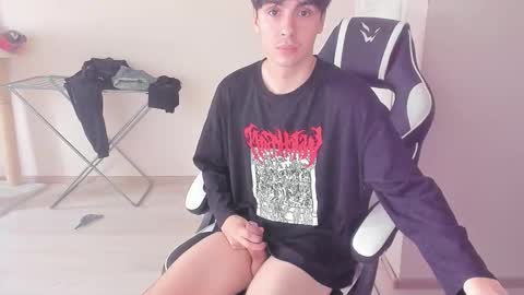 Snapshot of stralght_twinks chatting on September 2025 01:57:02 PM Ray online show from September 2025 01:57:02 PM