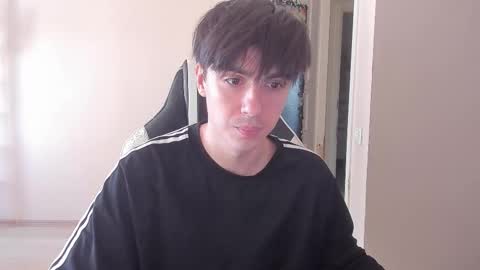 Snapshot of stralght_twinks chatting on September 2025 11:47:02 AM Ray online show from September 2025 11:47:02 AM