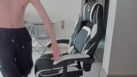 Snapshot of stralght_twinks chatting on October 2025 12:39:02 PM Ray online show from October 2025 12:39:02 PM