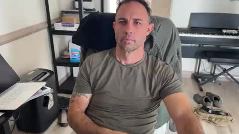 Snapshot of stukeswg chatting on April 2026 05:09:02 PM Simon online show from April 2026 05:09:02 PM