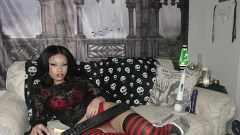 Snapshot of suedebones chatting on November 2025 11:15:01 PM Suede Bones online show from November 2025 11:15:01 PM