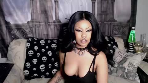 Snapshot of suedebones chatting on November 2025 10:21:01 PM Suede Bones online show from November 2025 10:21:01 PM