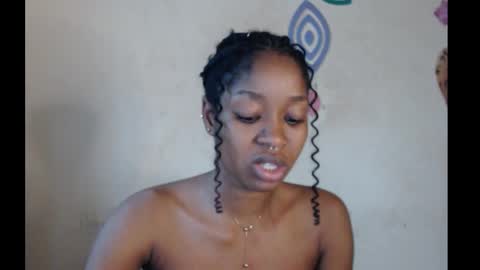 Snapshot of sugarmeltsxx chatting on October 2025 08:44:02 AM Bella online show from October 2025 08:44:02 AM