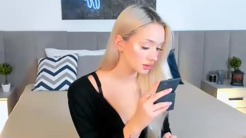 sugarwhisper online show from November 2025 04:30:01 PM