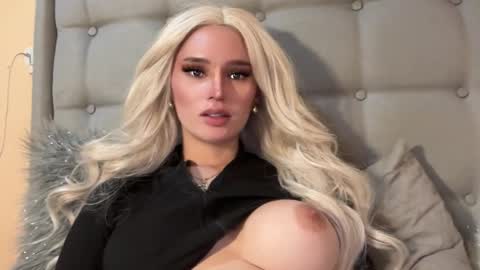 Mia online show from December 2024 04:25:02 AM