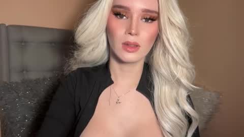 Mia online show from January 2025 04:38:02 AM