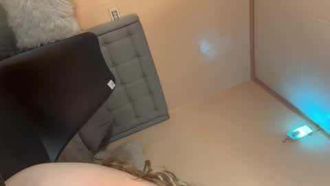 Mia online show from February 2025 02:54:02 PM