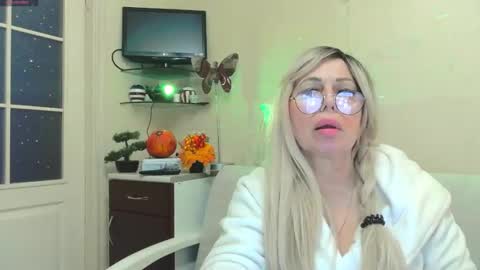 SusieNoreen online show from October 2025 09:11:01 AM