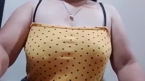 Snapshot of suzzie_hot chatting on January 2026 01:05:02 PM suzzie_hot online show from January 2026 01:05:02 PM