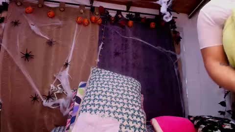 Snapshot of sweegirl_ chatting on October 2025 12:01:02 PM Debora online show from October 2025 12:01:02 PM