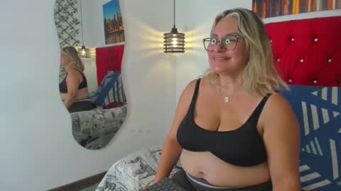 Snapshot of sweet__mature chatting on September 2025 04:01:01 PM Carolina online show from September 2025 04:01:01 PM