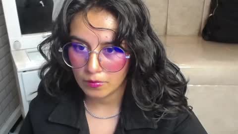 Snapshot of sweet_cam_v chatting on April 2026 08:02:01 PM Hi Stream 1430 to 2100pm online show from April 2026 08:02:01 PM