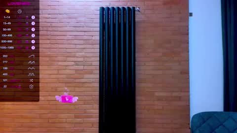 Mia online show from October 2025 04:35:02 PM