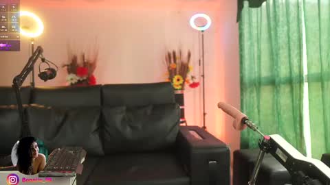 Salom independent model online show from March 2025 06:16:01 PM