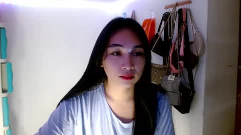 Snapshot of sweetlilly_18 chatting on March 2025 12:40:02 AM Lilly online show from March 2025 12:40:02 AM