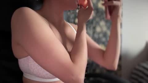 Snapshot of sweetssmashed chatting on November 2025 10:25:01 PM sweetssmashed online show from November 2025 10:25:01 PM