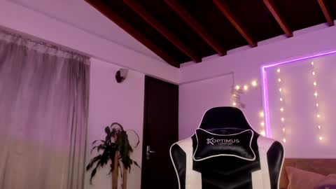 Cat independent model  online show from December 2024 05:42:01 AM