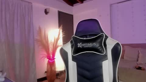 Cat independent model  online show from February 2025 04:14:02 AM