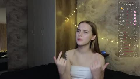 taiti_fox_cub online show from November 2025 05:52:01 PM