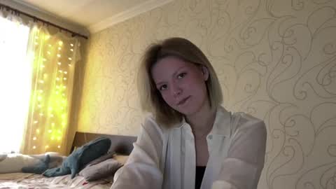 Mia online show from April 2026 03:51:02 PM