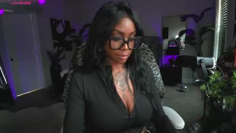 Snapshot of tatted_vixen chatting on June 2026 08:20:02 PM Tatted Queen online show from June 2026 08:20:02 PM