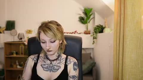 Snapshot of tattooedblondee18 chatting on June 2026 01:21:01 PM TattooedBlonde18 online show from June 2026 01:21:01 PM